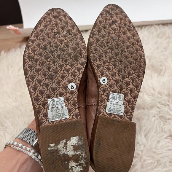 Kelsi Dagger Brooklyn Pointed Toe Taupe/Tan Mule Flat - Picture 5 of 8